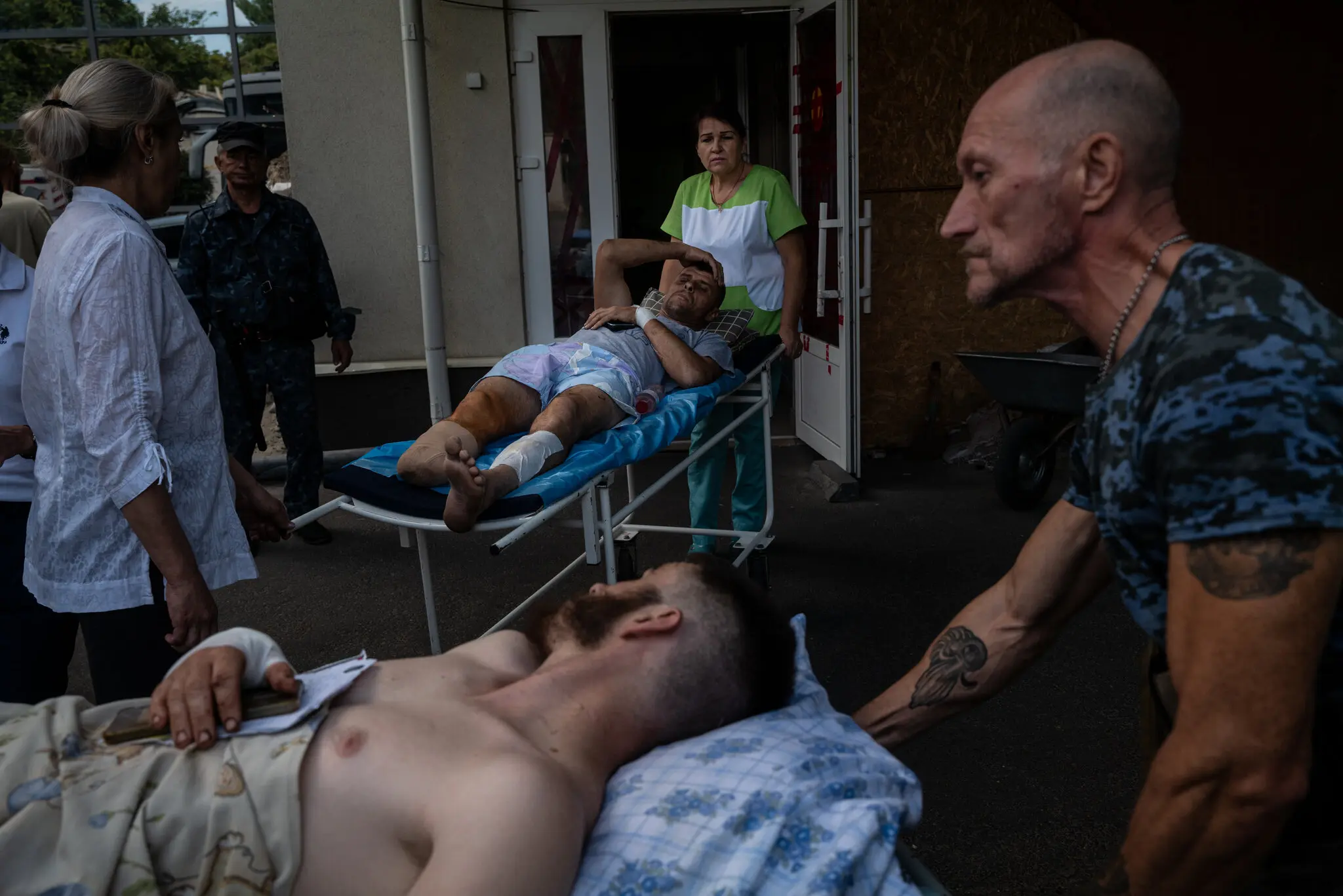 Члени волонтерської групи парамедиків «Госпітальєри» перевозять поранених українських військових у госпіталь у Дніпропетровській області на сході України, 5 вересня.